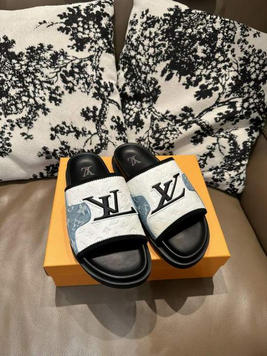 Picture of Louis Vuitton Slippers _SKULVsz36-46hnh05081203